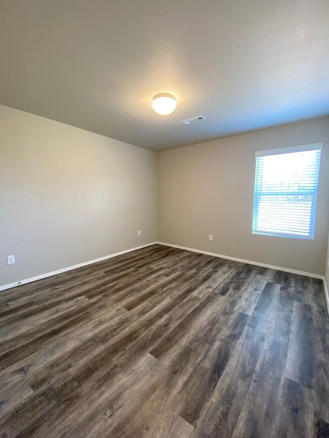Building Photo - Available Now!! Modern Comfort & Convenience – 3 Bed, 2 Bath Duplex in Lawlis Ranch