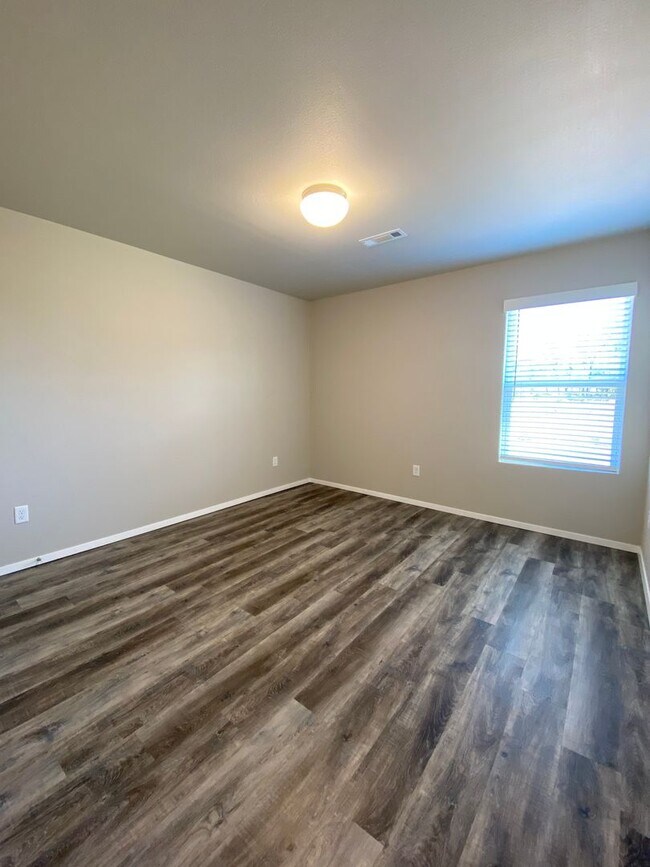 Building Photo - Comfort & Convenience – 3 Bed, 2 Bath Duplex in Lawlis Ranch