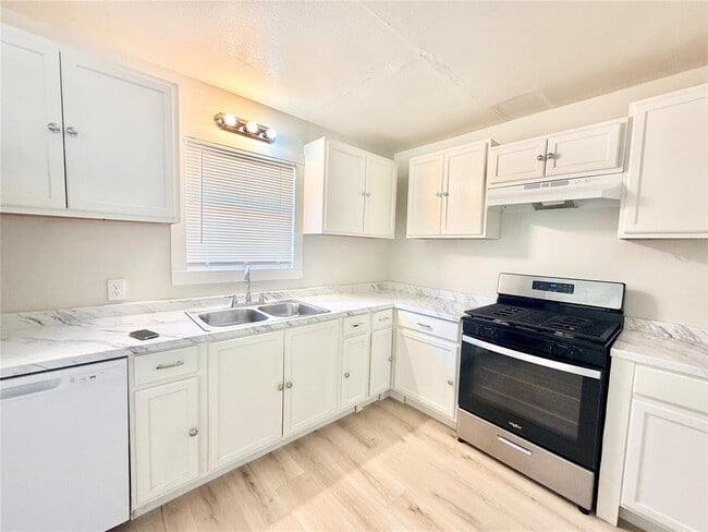 Building Photo - 5330 Wellington Dr