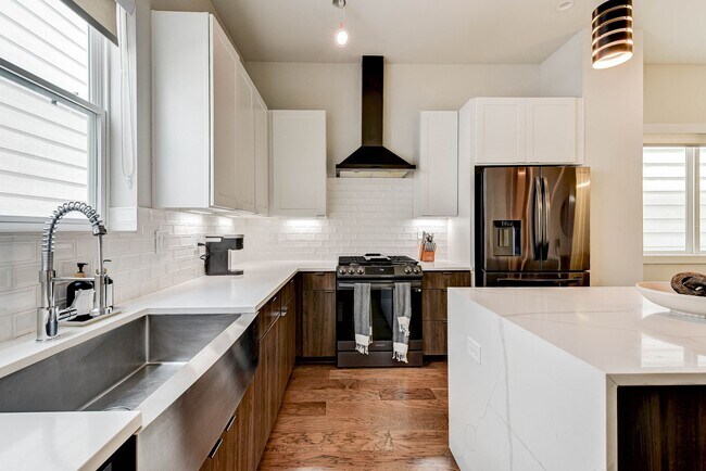 Building Photo - 5857 Dolores St