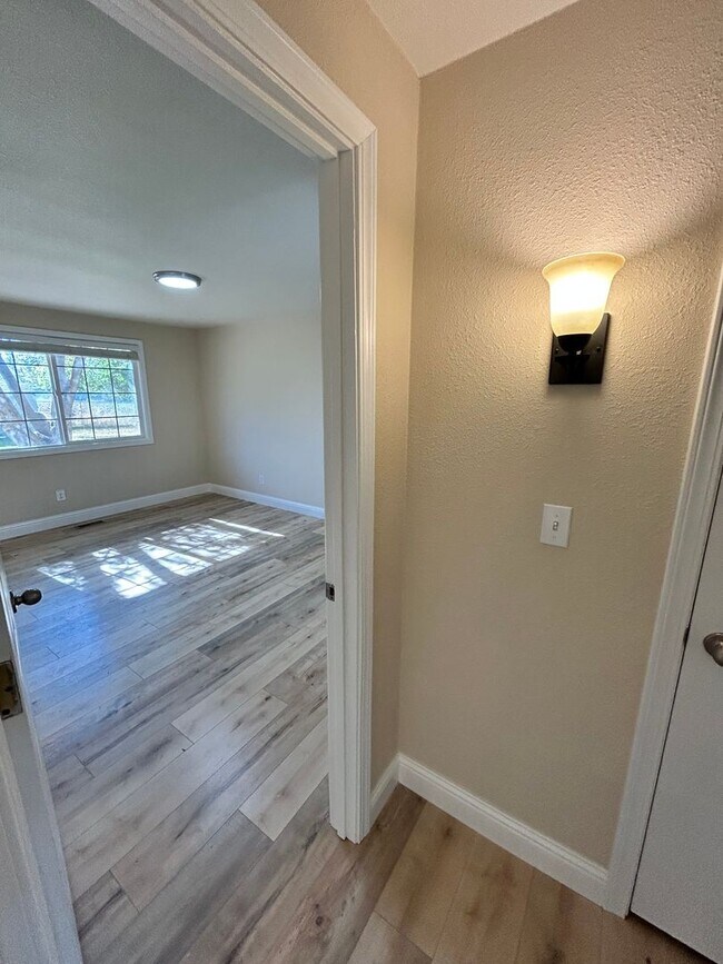 Building Photo - Newly Renovated 3 Bedroom, 2 Bath Home in ...
