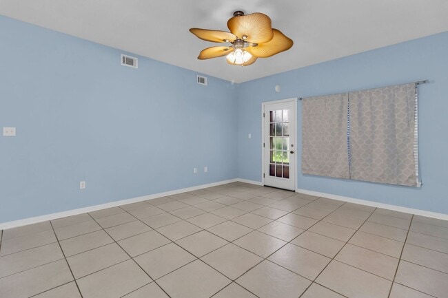 Building Photo - Charming & Convenient 2-Bedroom Condo in t...