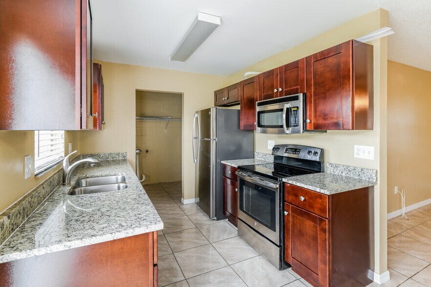 Building Photo - 13823 Pathfinder Dr