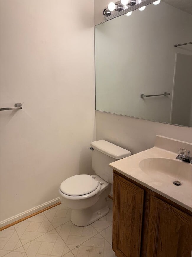 Building Photo - Spacious Two Bedroom Condo