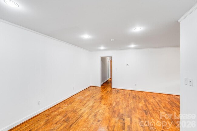 Building Photo - 405 W Harvie Ave