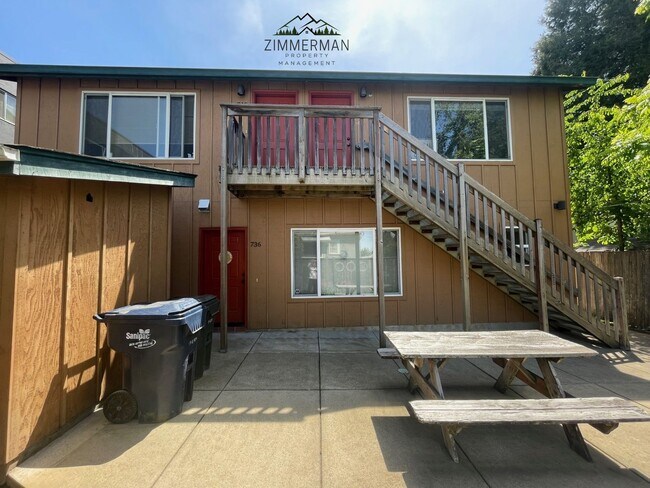 Building Photo - 2 bedroom 1 bathroom townhouse