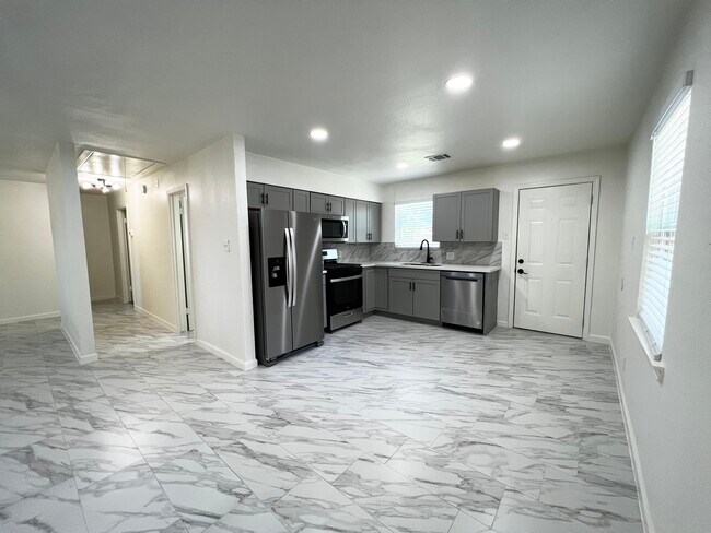 Building Photo - 6705 Covington Dr