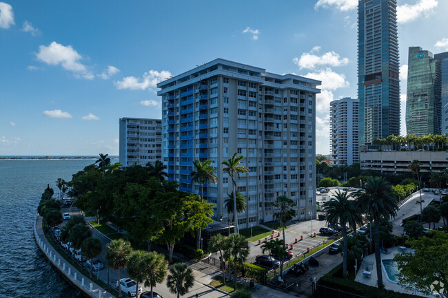 Building Photo - 1420 Brickell Bay Dr