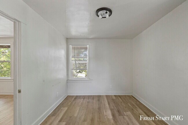 Building Photo - Inviting 1-Bedroom Unit with Natural Light...