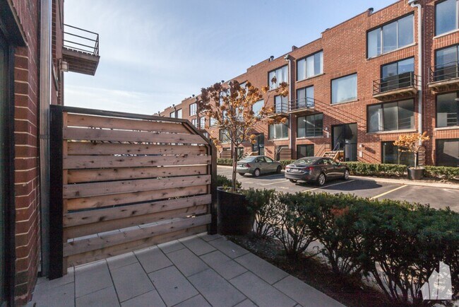 Building Photo - 944 W Grace-F202
