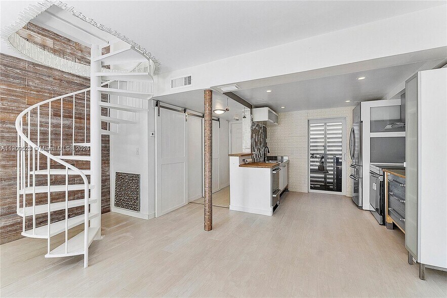 Building Photo - 517 NE 38th St