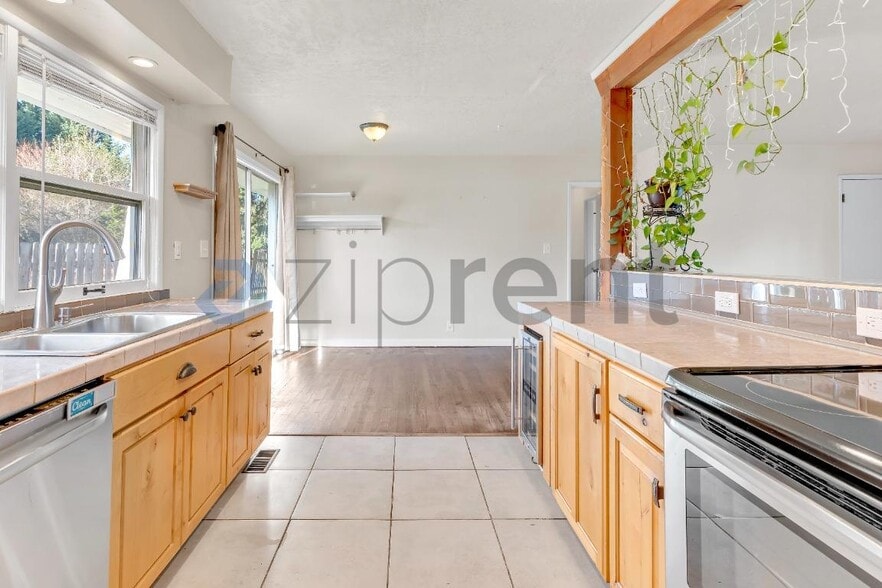 Building Photo - 9720 SW Frewing St