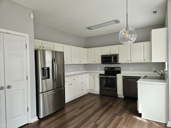 Building Photo - Beautiful 3 bedroom 2.5 bathroom home in H...