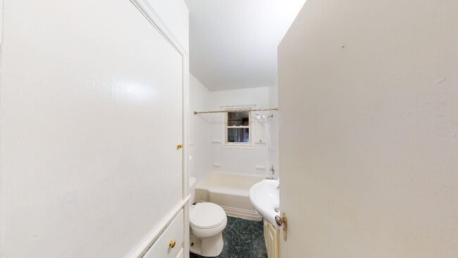 Building Photo - Duplex Available in Beaverdale - 3D Tour