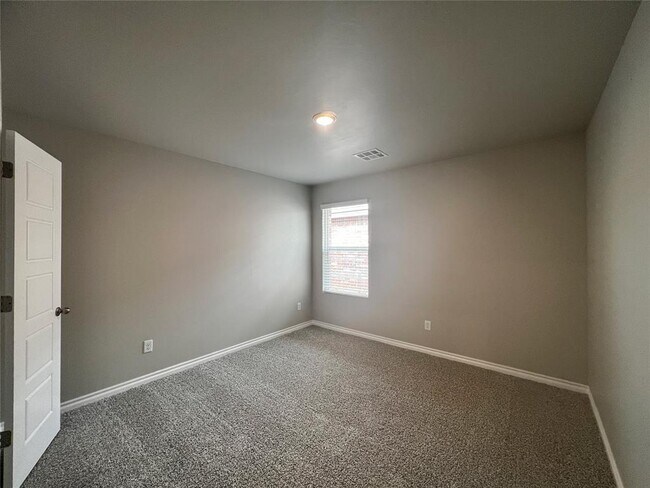 Building Photo - 2745 Dennis Dr