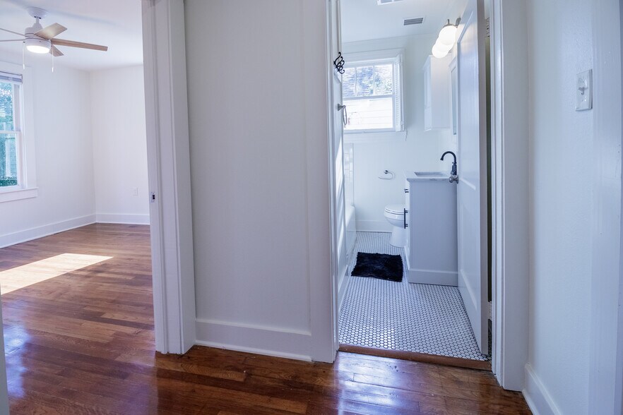 Building Photo - 2525 Belmont Ave