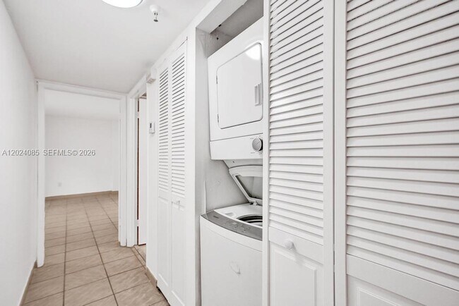 Building Photo - 1623 Collins Ave