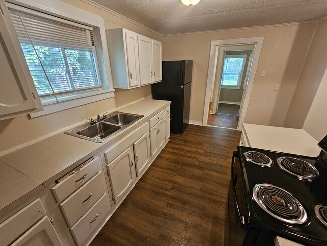Building Photo - 319 W Linden Ave