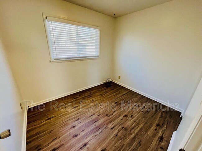 Building Photo - 533 E 52nd St