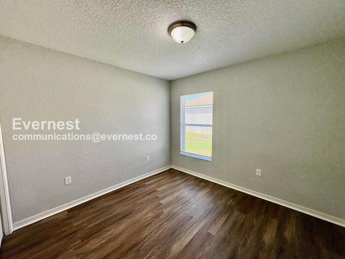 Building Photo - 2219 15th Ave E