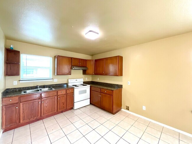 Building Photo - Convenient & Low-Maintenance Living Near St. Mary’s University!
