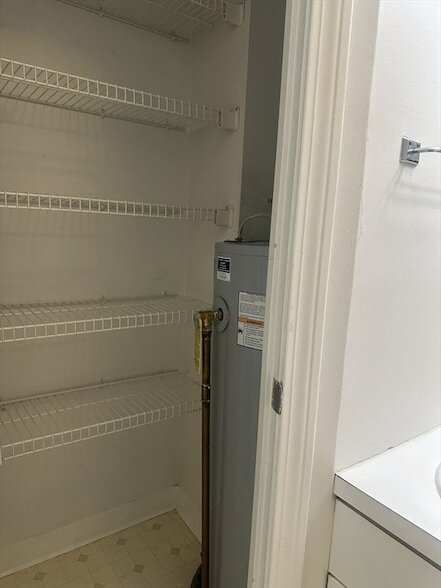 Building Photo - 5 Bank St