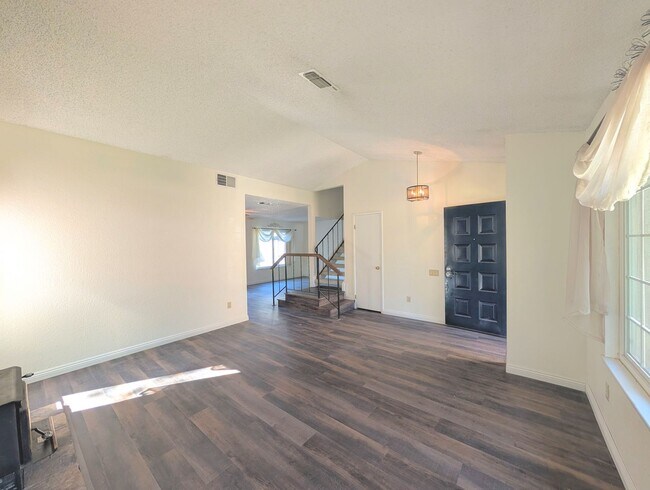 Building Photo - Gorgeous Single Family Home!