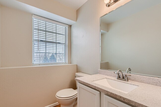 Building Photo - 3 Bedroom 3 Bath in Littleton next to horseshoe park!!