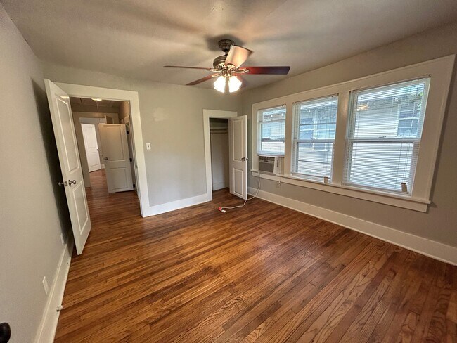 Building Photo - 2512 E 11th Pl