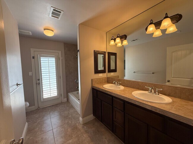 Building Photo - Beautiful 4 Bedroom + Office Home in Grand Island!