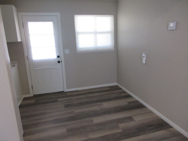 Building Photo - Newly updated 3bd 1 ba. New flooring