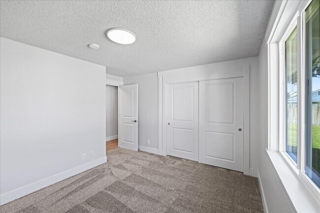 Building Photo - 1309 W Maple Ave