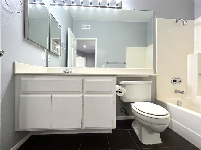 Building Photo - 2 bed, 2 bath located in Corona, CA!