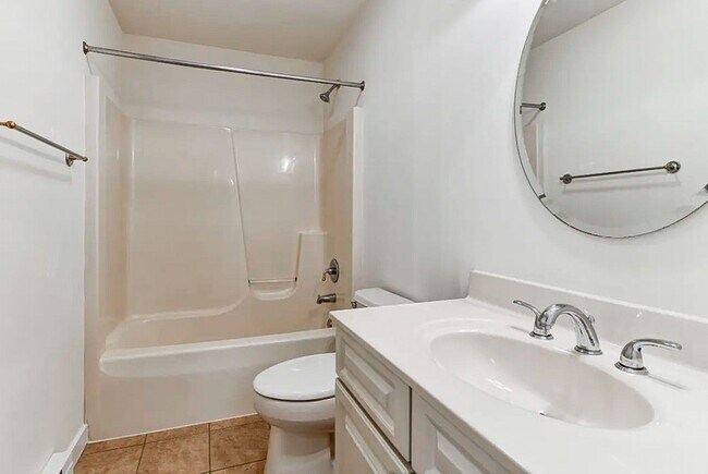 Building Photo - ***2 bedroom apartment walking distance to...