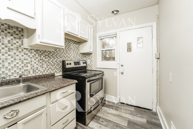 Building Photo - The living is easy in this 3 bedroom, 1.5 bathroom townhome