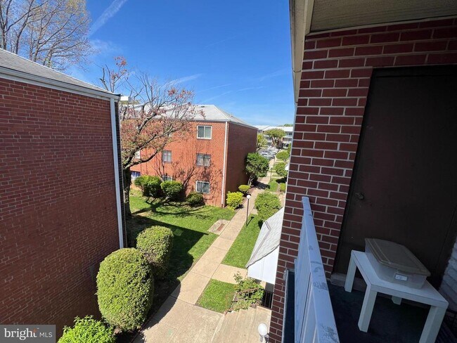 Building Photo - 809 Red Lion Rd