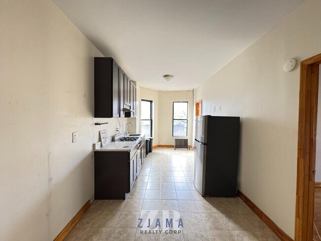 Building Photo - 876 Lincoln Pl