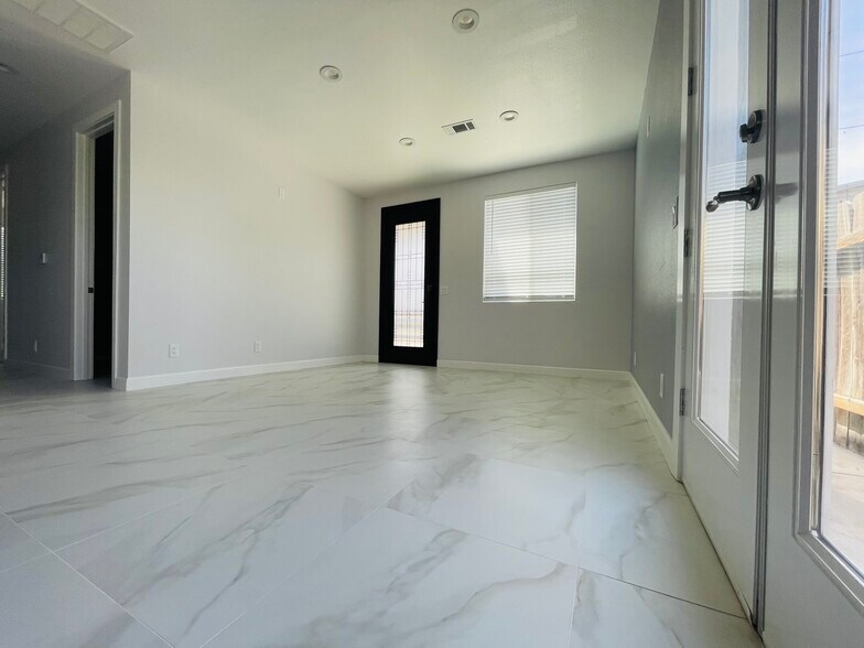 Building Photo - 15410 Firmona Ave