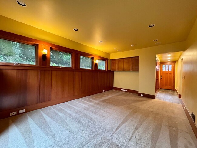 Building Photo - Queen Anne Home