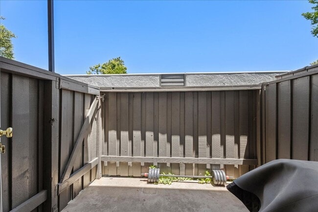 Building Photo - Updated Porter Ranch Townhome with Scenic ...