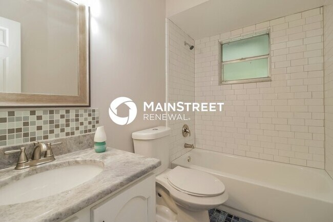 Building Photo - 4 Bedroom Pet-Friendly Home in Orlando, FL with Main Street Renewal