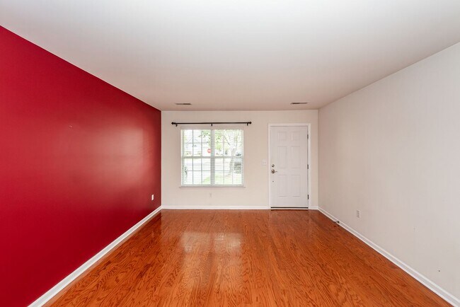 Building Photo - 3 Bedroom 3 Bath Townhome in Persimmon Hil...