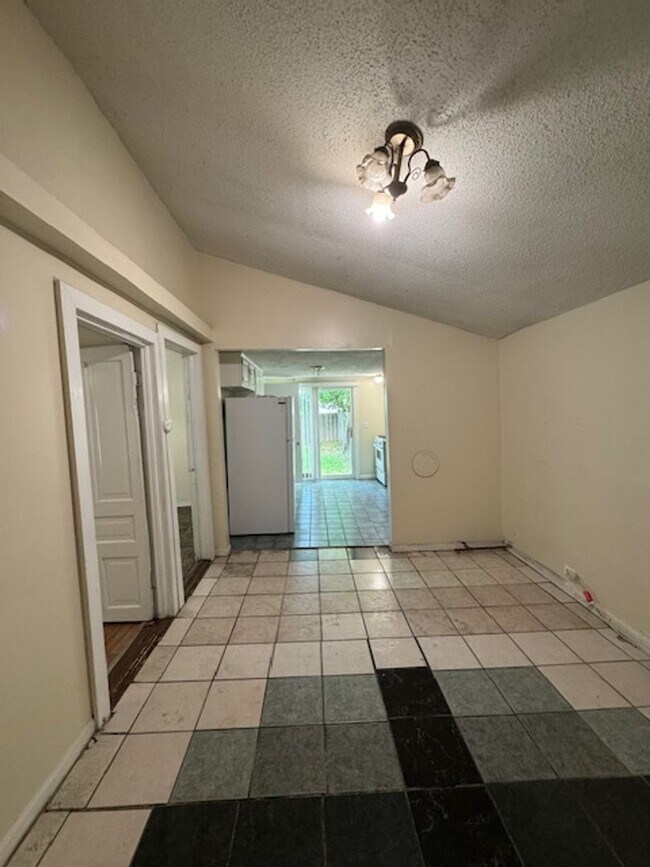 Building Photo - Downtown, 2 bedroom cottage