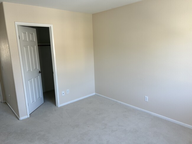 Building Photo - 10960 Knoxville Way