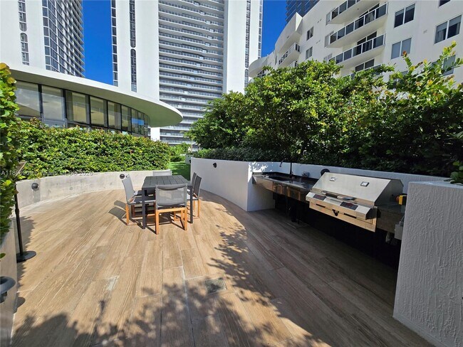 Building Photo - 700 NE 24th St