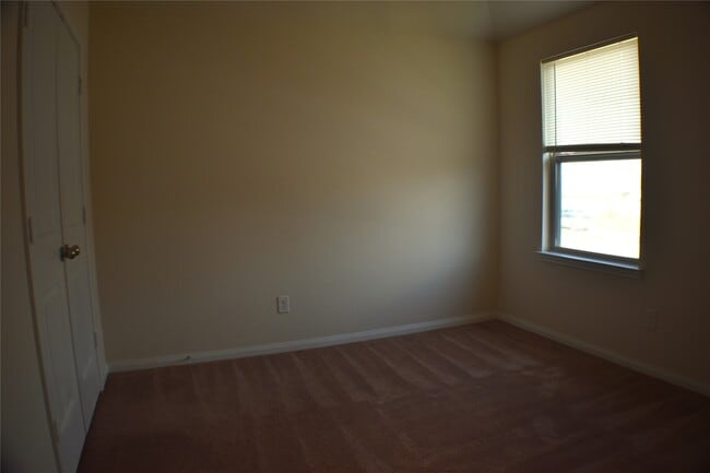 Building Photo - 204 White Wing Ln