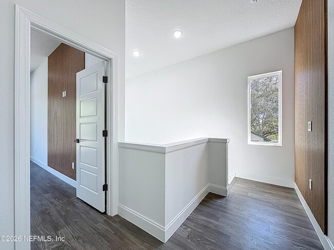 Building Photo - 2121 Broadwater Dr