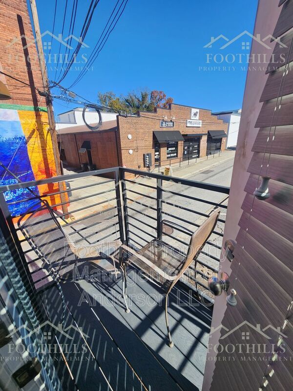 Building Photo - 216 N Main St