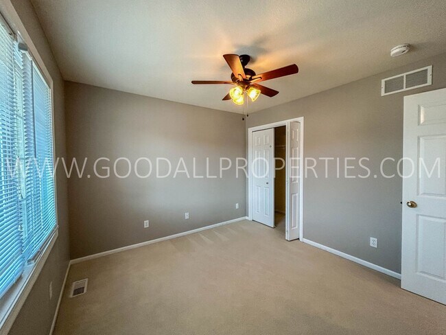 Building Photo - 3 Bedroom Single-Family home in West Des Moines with a fully fenced in yard!