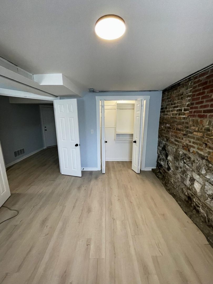 Building Photo - 914 N Damen Ave